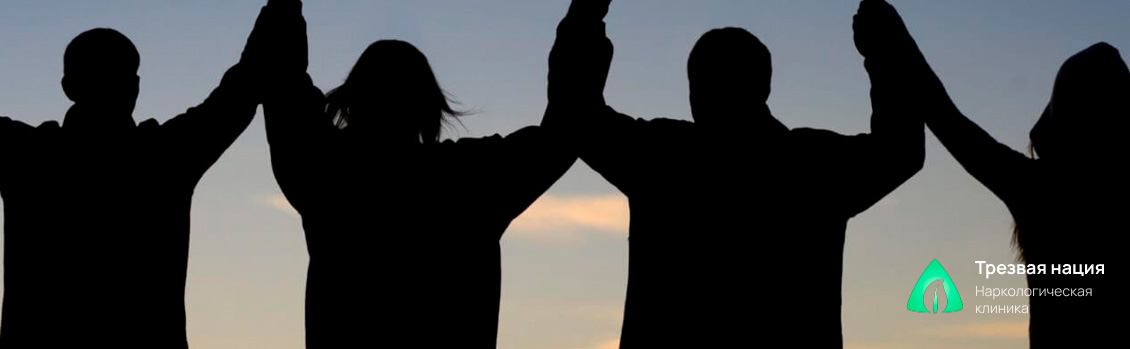 Силуэты нескольких человек на фоне неба
